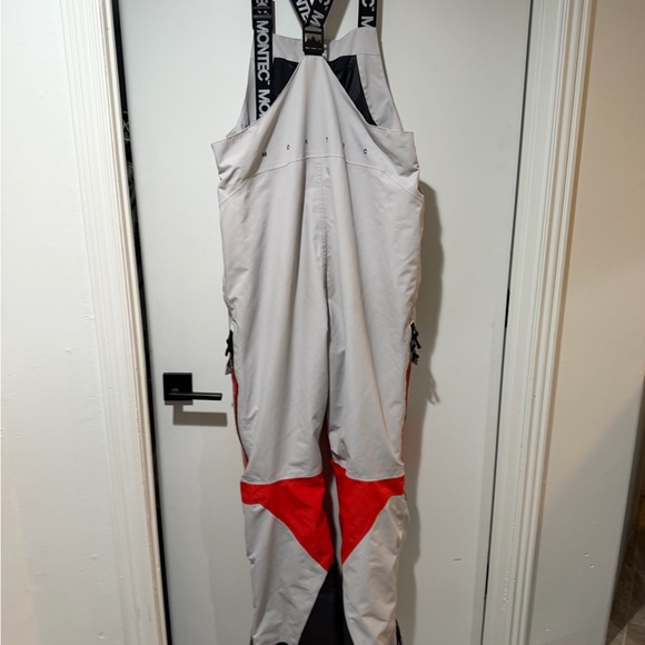 MONTEC Men's Fawk Snowboard Pants (bibs). Light Grey/Red. Size L. - Picture 6 of 7